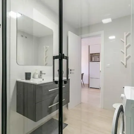 118 - Modern Beachfront Apartment *